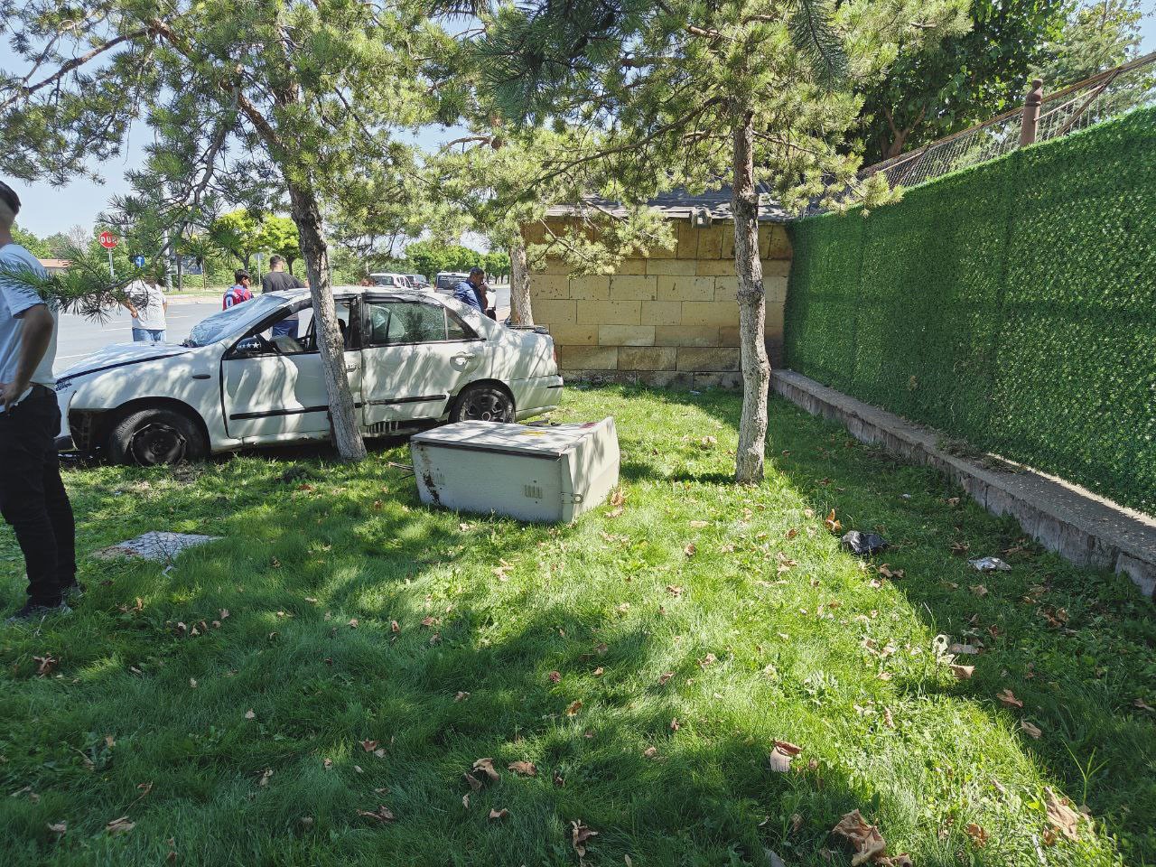 Karşı yola geçen otomobil 2 araca ve trafoya çarptı: 1 yaralı 