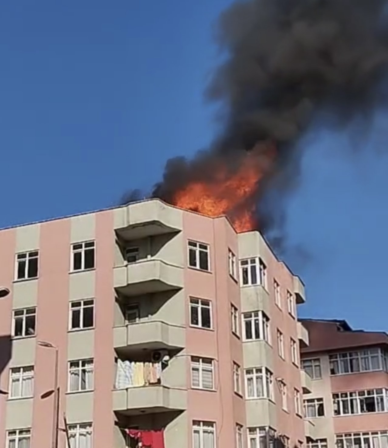 Pendik’te 4 katlı binanın çatısında yangın çıktı 