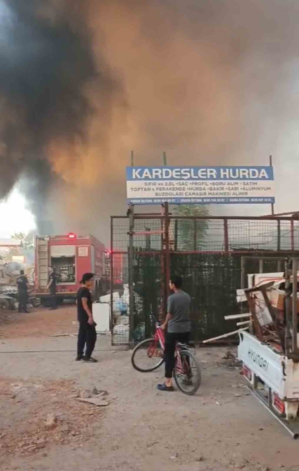 Bursa’da geri dönüşüm tesisinde yangın: Gökyüzünü siyah dumanlar kapladı 