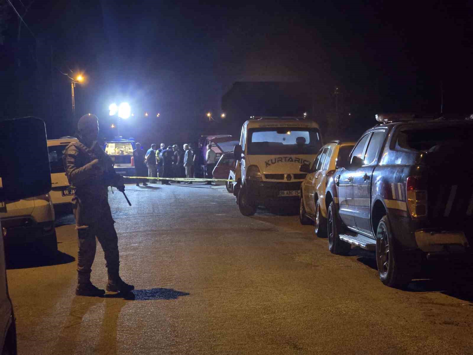 (Düzeltme) Saman dökme tartışması kanlı bitti: Muhtar ve oğlu öldü 