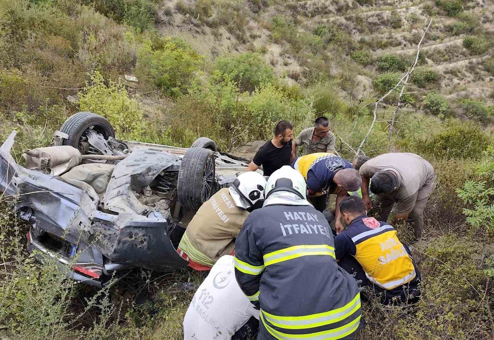 Uçuruma yuvarlanarak ters dönen otomobildeki 4 kişi yaralandı 