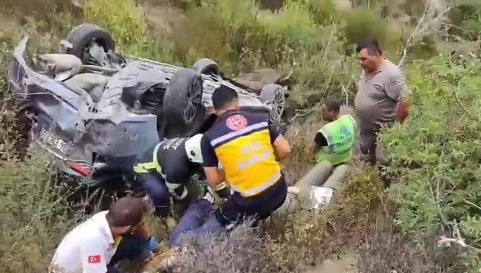 Uçuruma yuvarlanarak ters dönen otomobildeki 4 kişi yaralandı 