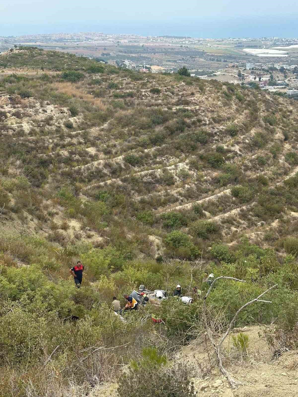 Uçuruma yuvarlanarak ters dönen otomobildeki 4 kişi yaralandı 