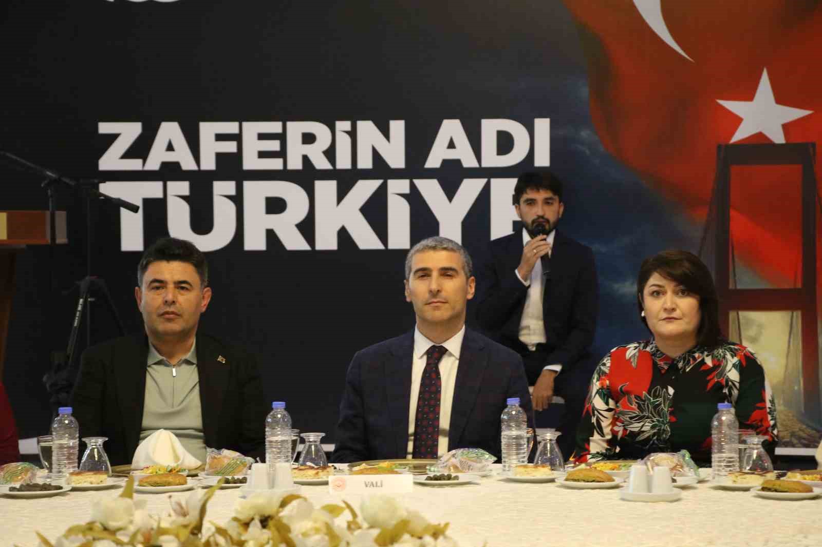 Bakan Yardımcısı Boyraz, Uşak’ta şehit yakınları ve gazi aileleri ile yemekte bir araya geldi 