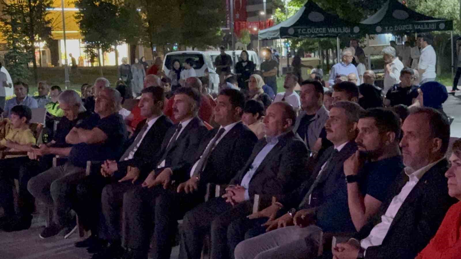 Duygu yüklü film açık havada izlendi 