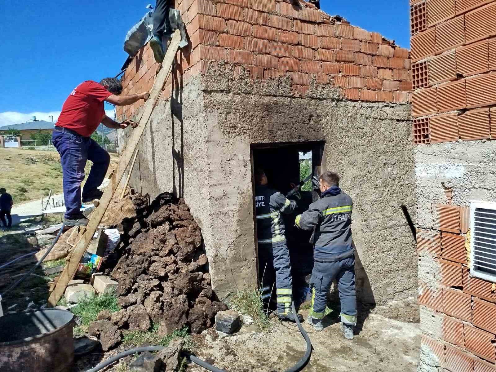 Çiğdemlik köyündeki tandır evinde çıkan yangın söndürüldü 