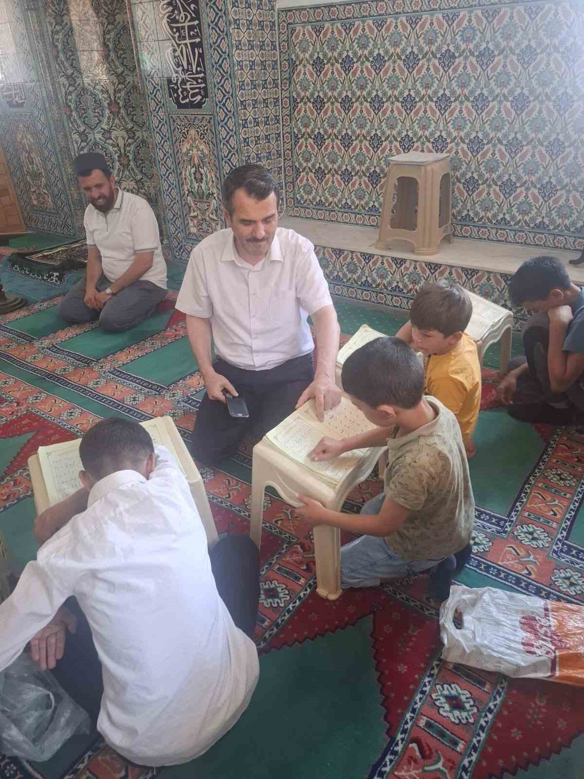 Selendi’de camiler çocuk sesleriyle şenlendi 