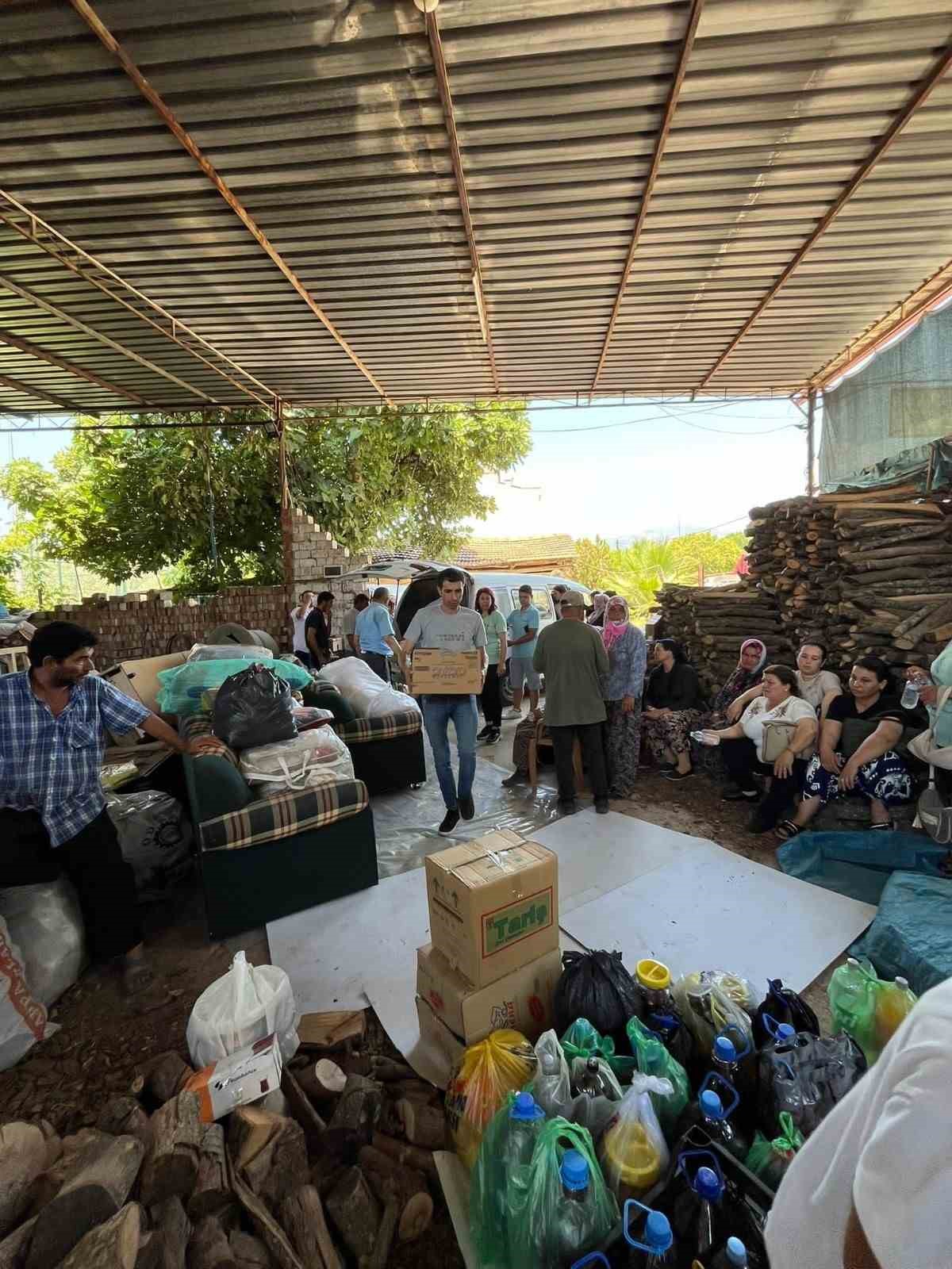 Aydın’dan İzmir’e yardım eli uzandı, topladıkları eşyaları teslim ettiler 