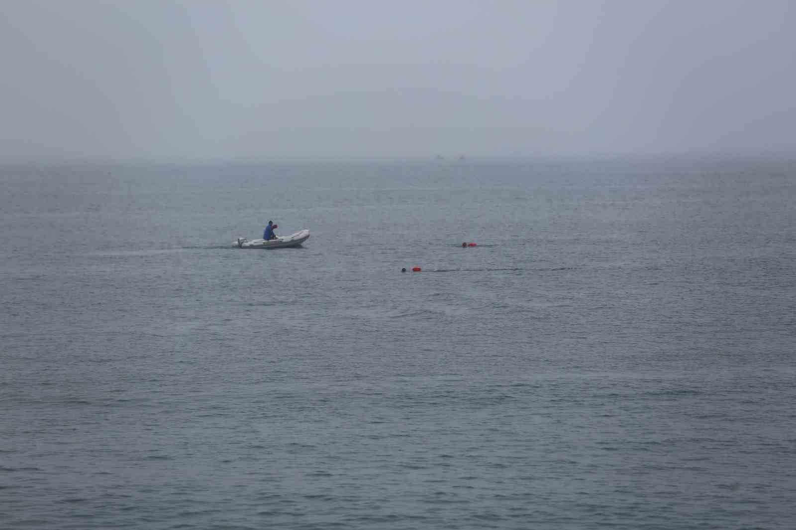 15 Temmuz için Karadeniz’de 4 kilometre boyunca yüzdüler 