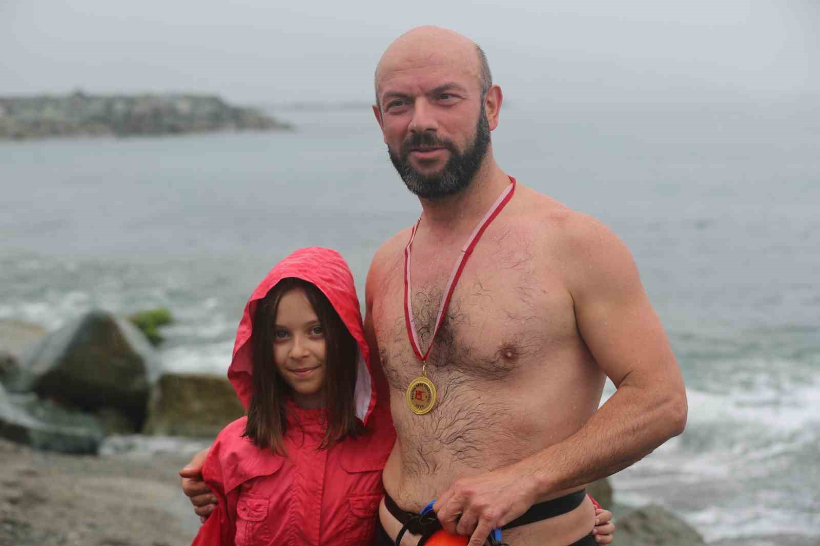 15 Temmuz için Karadeniz’de 4 kilometre boyunca yüzdüler 