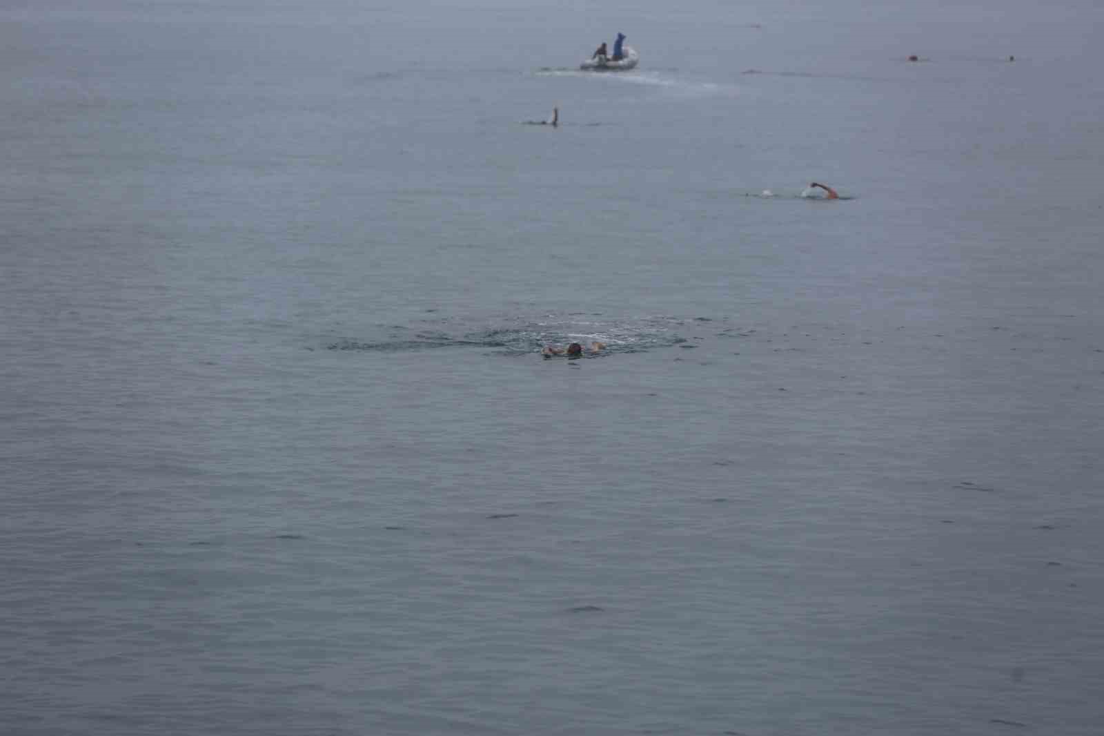 15 Temmuz için Karadeniz’de 4 kilometre boyunca yüzdüler 