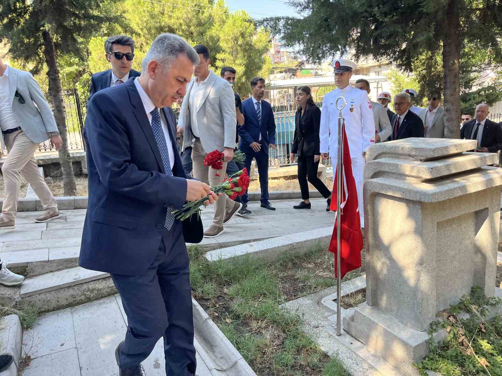 İzmir’de 15 Temmuz şehitleri dualarla anıldı 