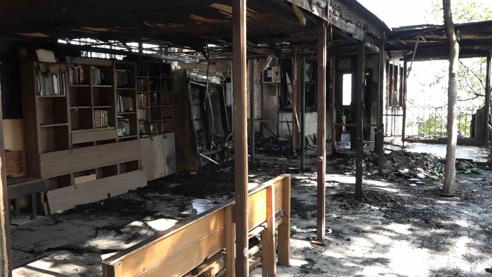 Bursa’da tarihi çay bahçesi alevlere teslim oldu 