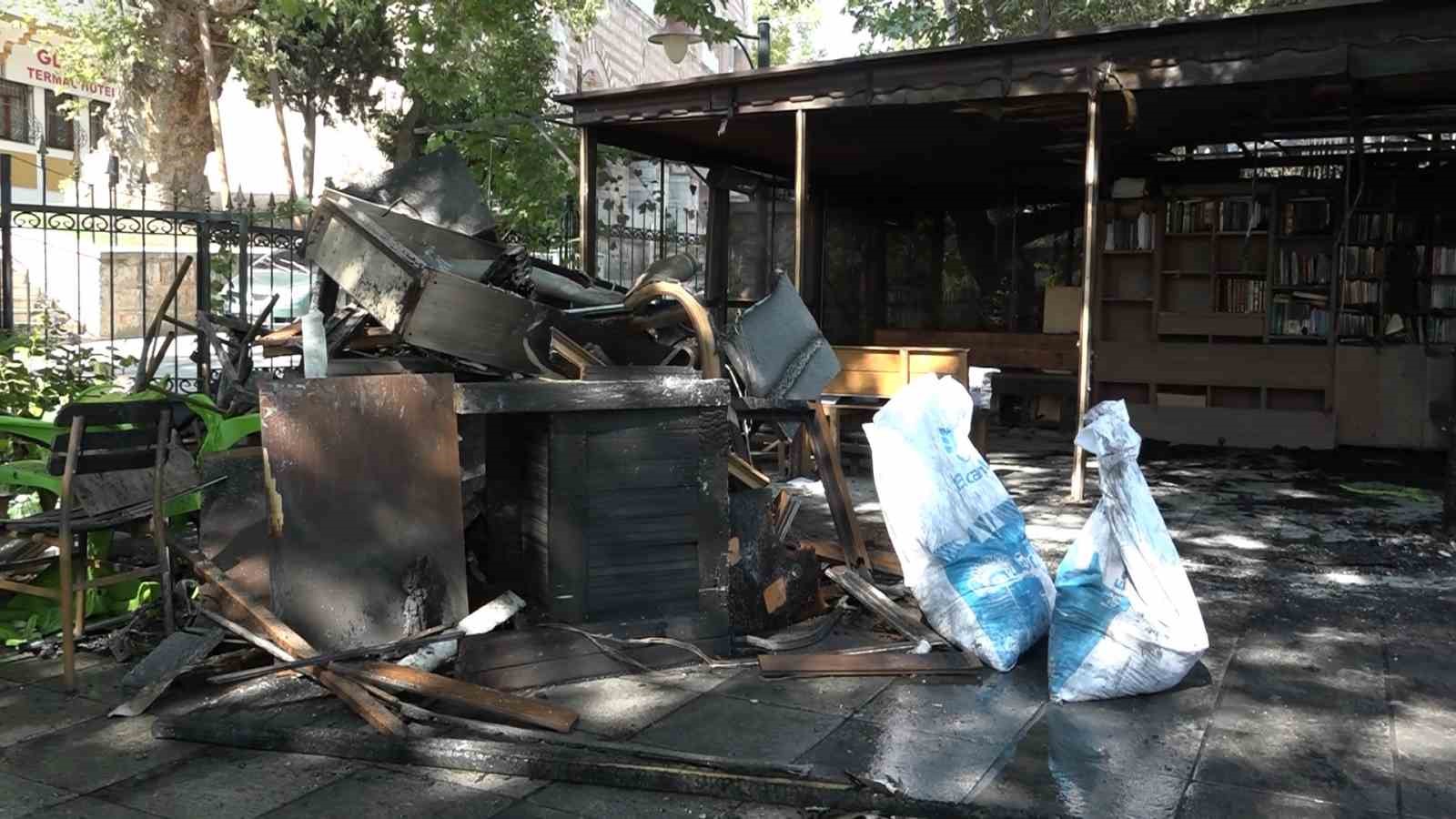 Bursa’da tarihi çay bahçesi alevlere teslim oldu 