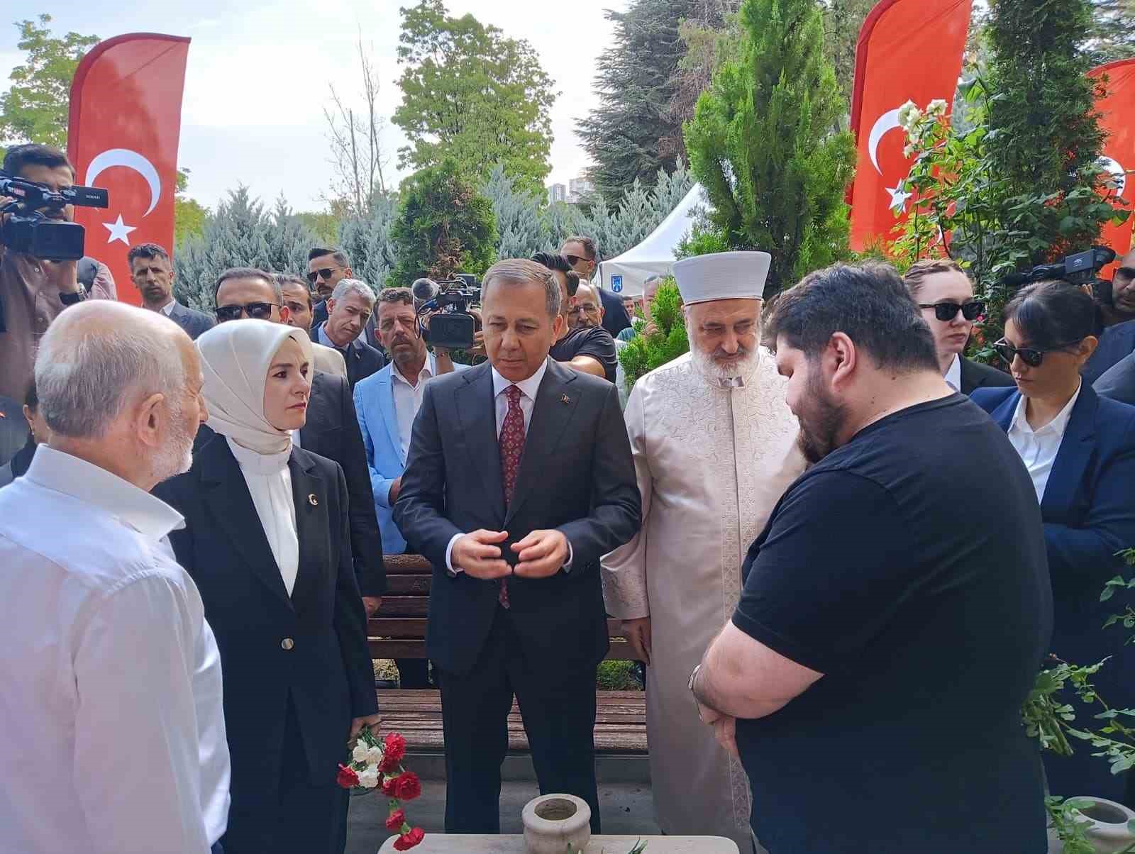 İçişleri Bakanı Yerlikaya ile Aile ve Sosyal Hizmetler Bakanı Göktaş, Karşıyaka Mezarlığı’nda yer alan 15 Temmuz Şehitliğindeki anma törenine...
