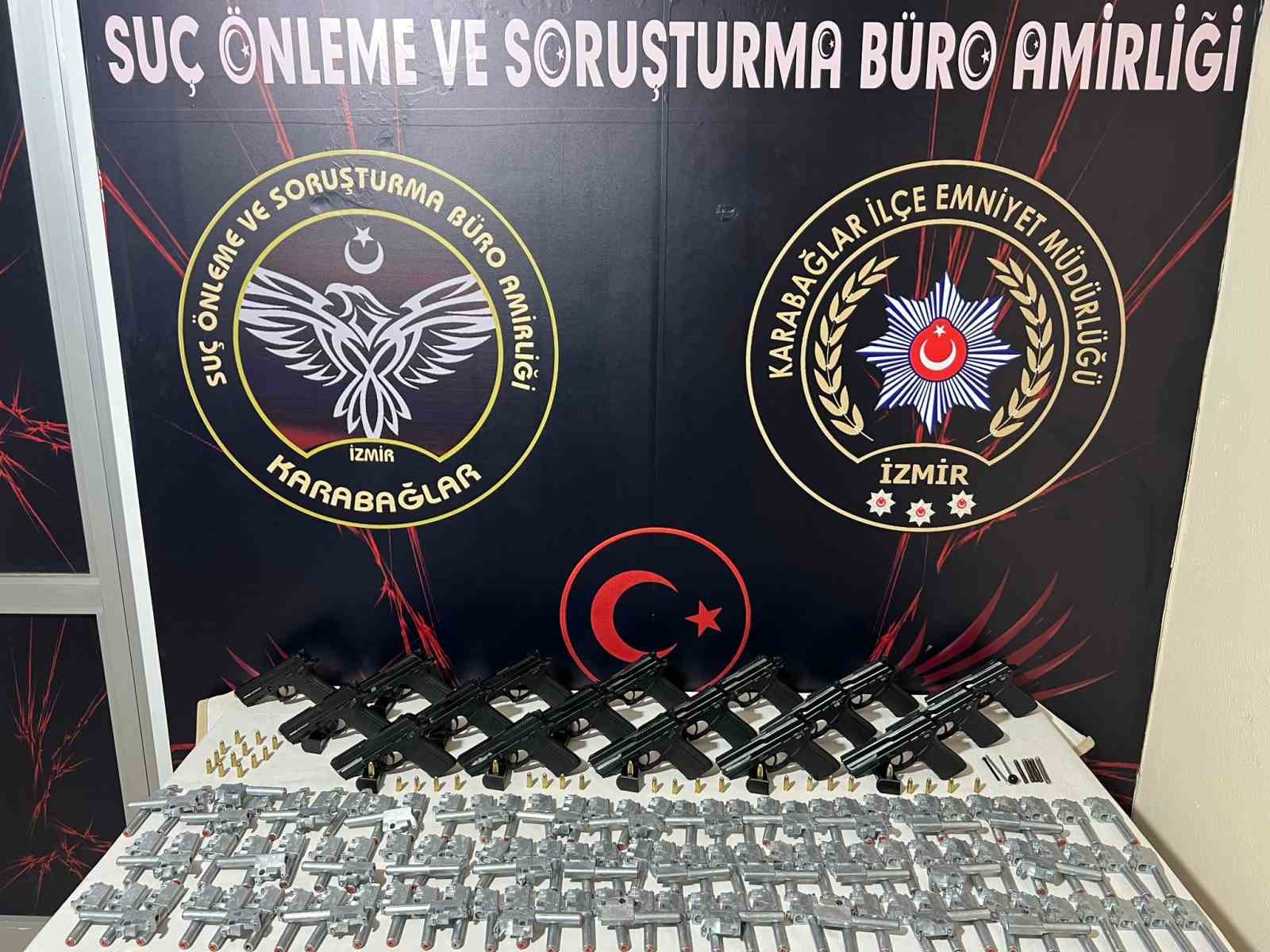 İzmir’de silah ticareti operasyonu: Gizli bölmelerde ele geçirildi