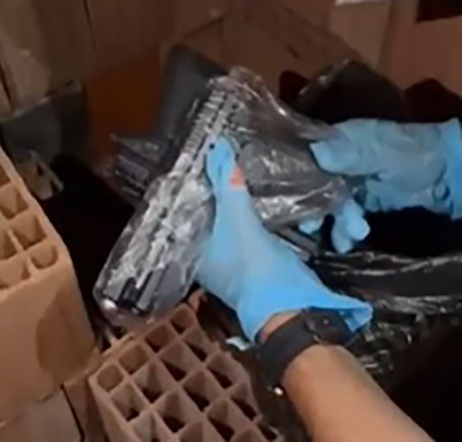 İzmir’de silah ticareti operasyonu: Gizli bölmelerde ele geçirildi 