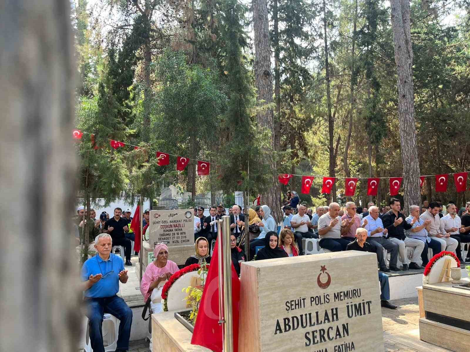 Alanya’da 15 Temmuz’da şehitliğe karanfil bırakıldı 