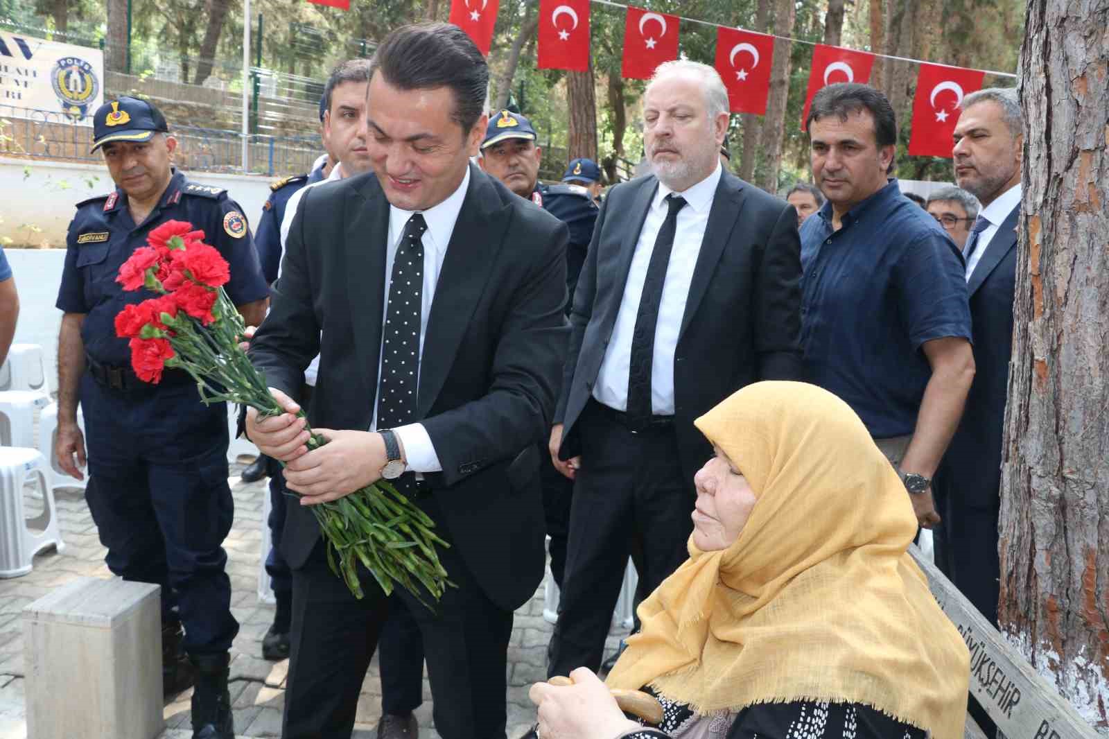 Alanya’da 15 Temmuz’da şehitliğe karanfil bırakıldı 