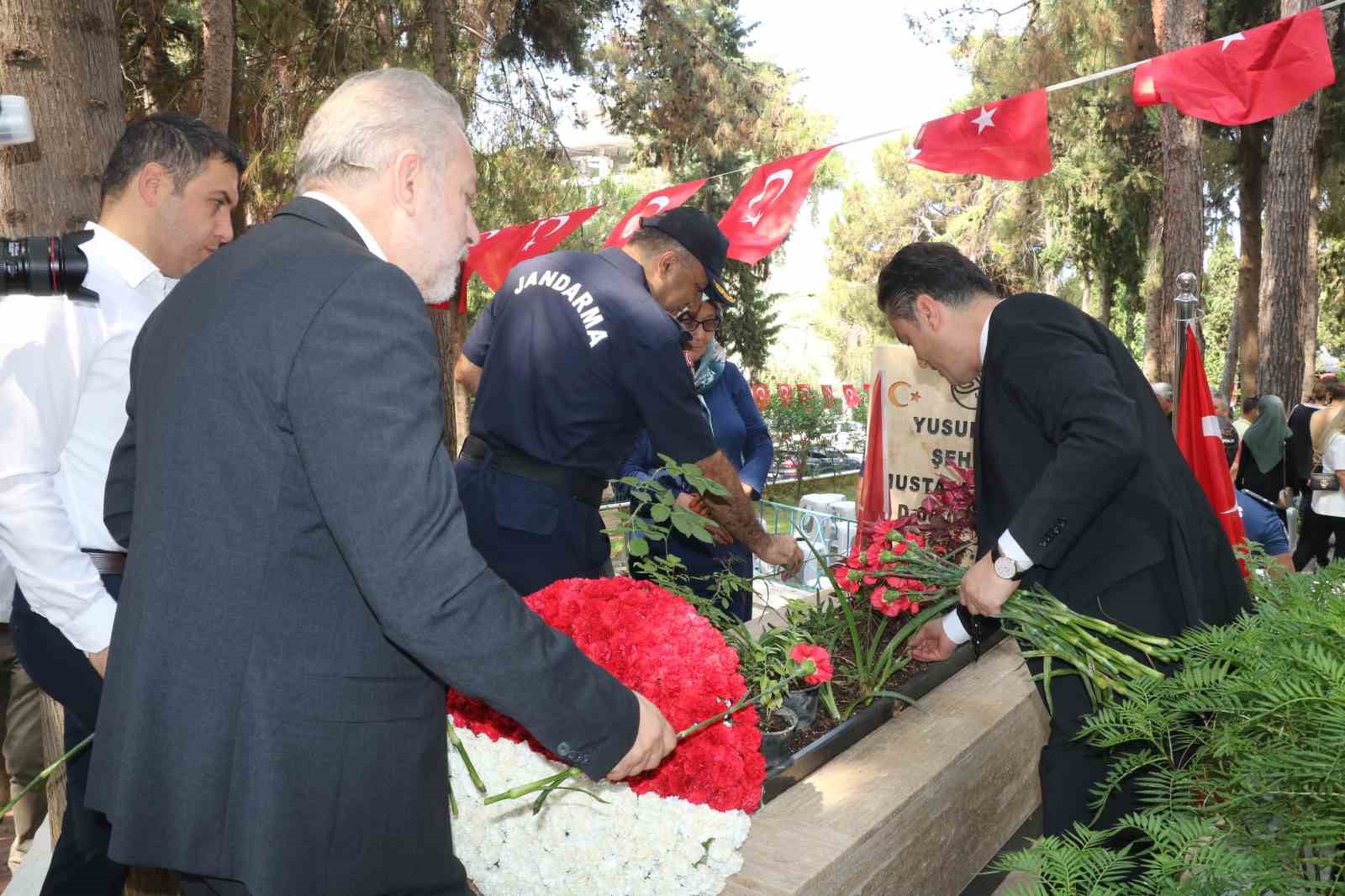 Alanya’da 15 Temmuz’da şehitliğe karanfil bırakıldı 