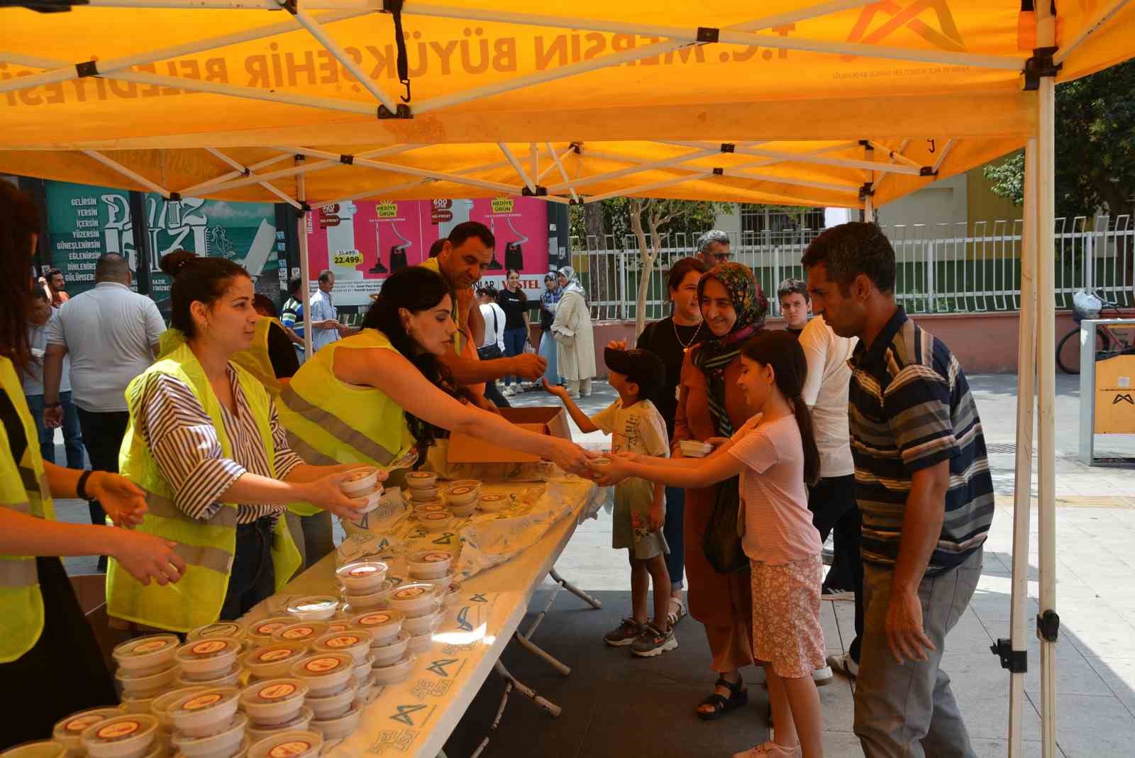 Mersin’de 20 bin kişiye aşure ikram edildi 