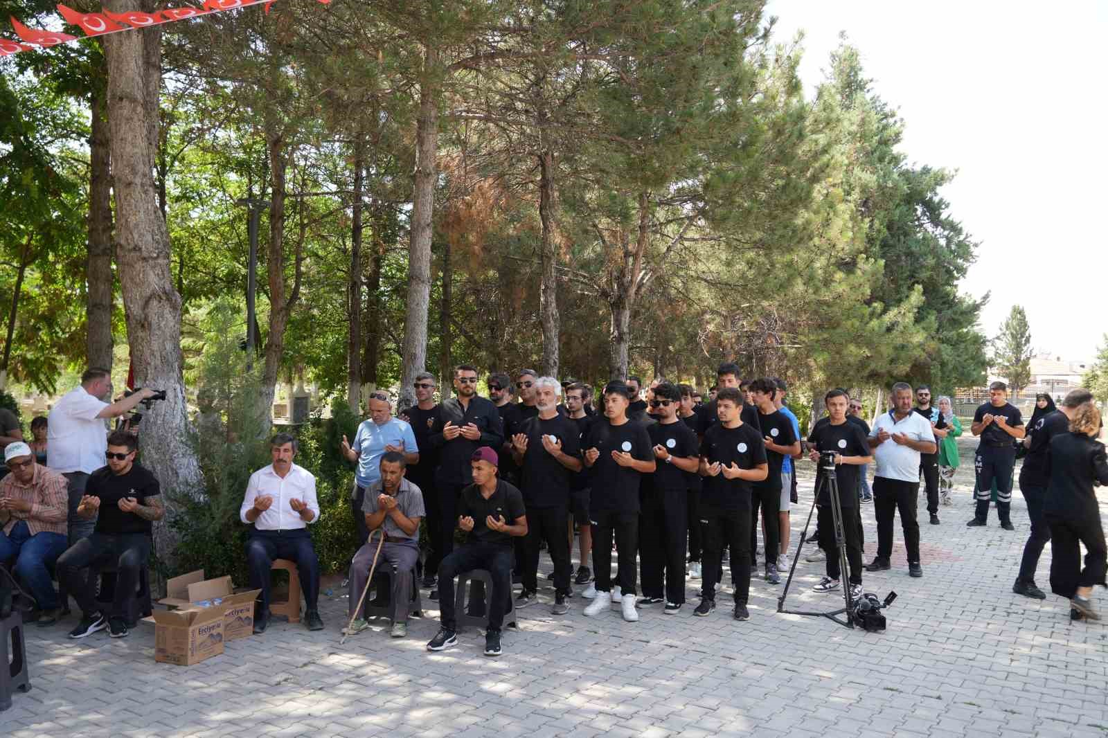 Arnavutköy’den Şehit Ömer Halisdemir’in kabrine 6 gün pedal çevirdiler