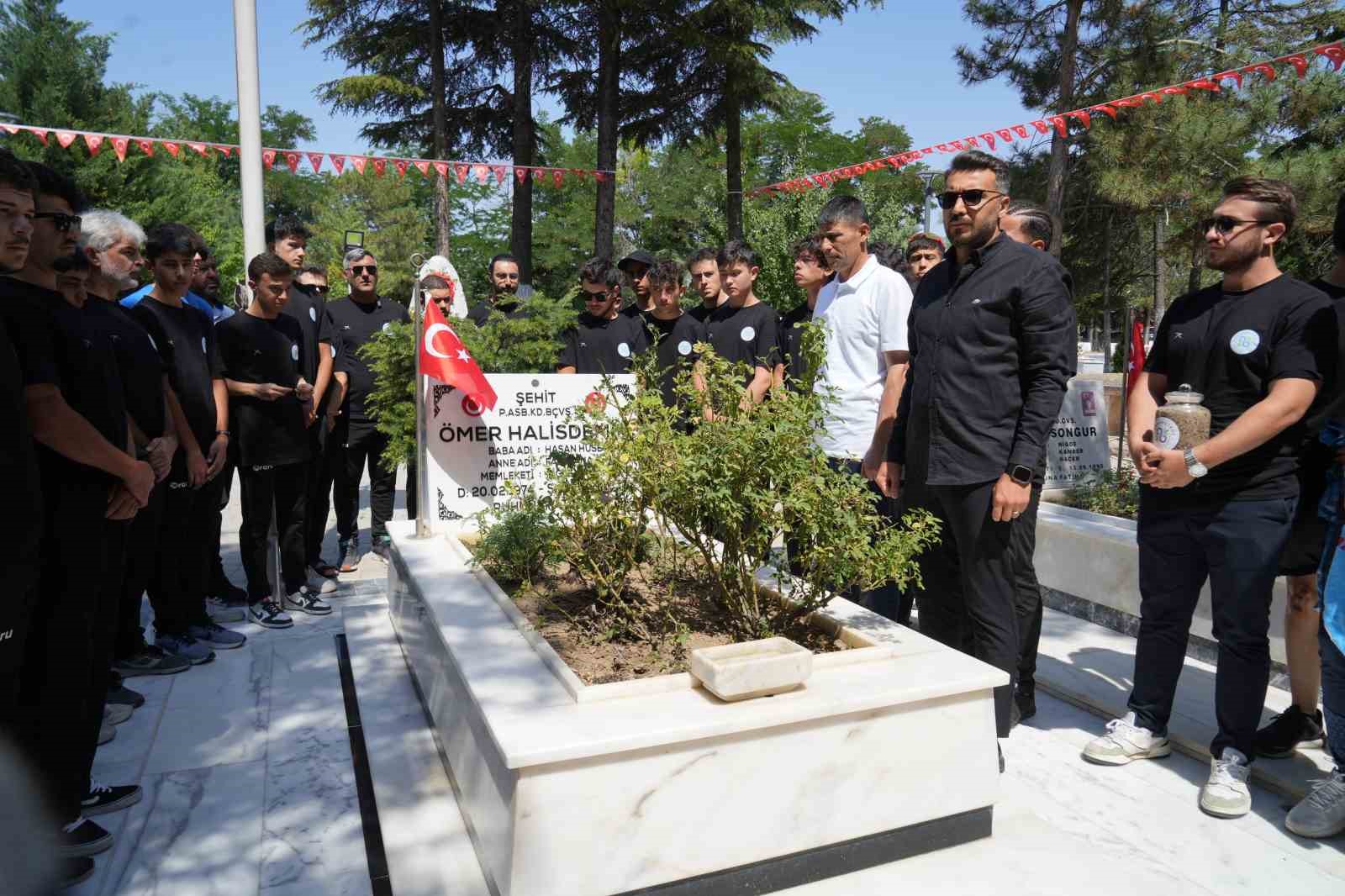 Arnavutköy’den Şehit Ömer Halisdemir’in kabrine 6 gün pedal çevirdiler 