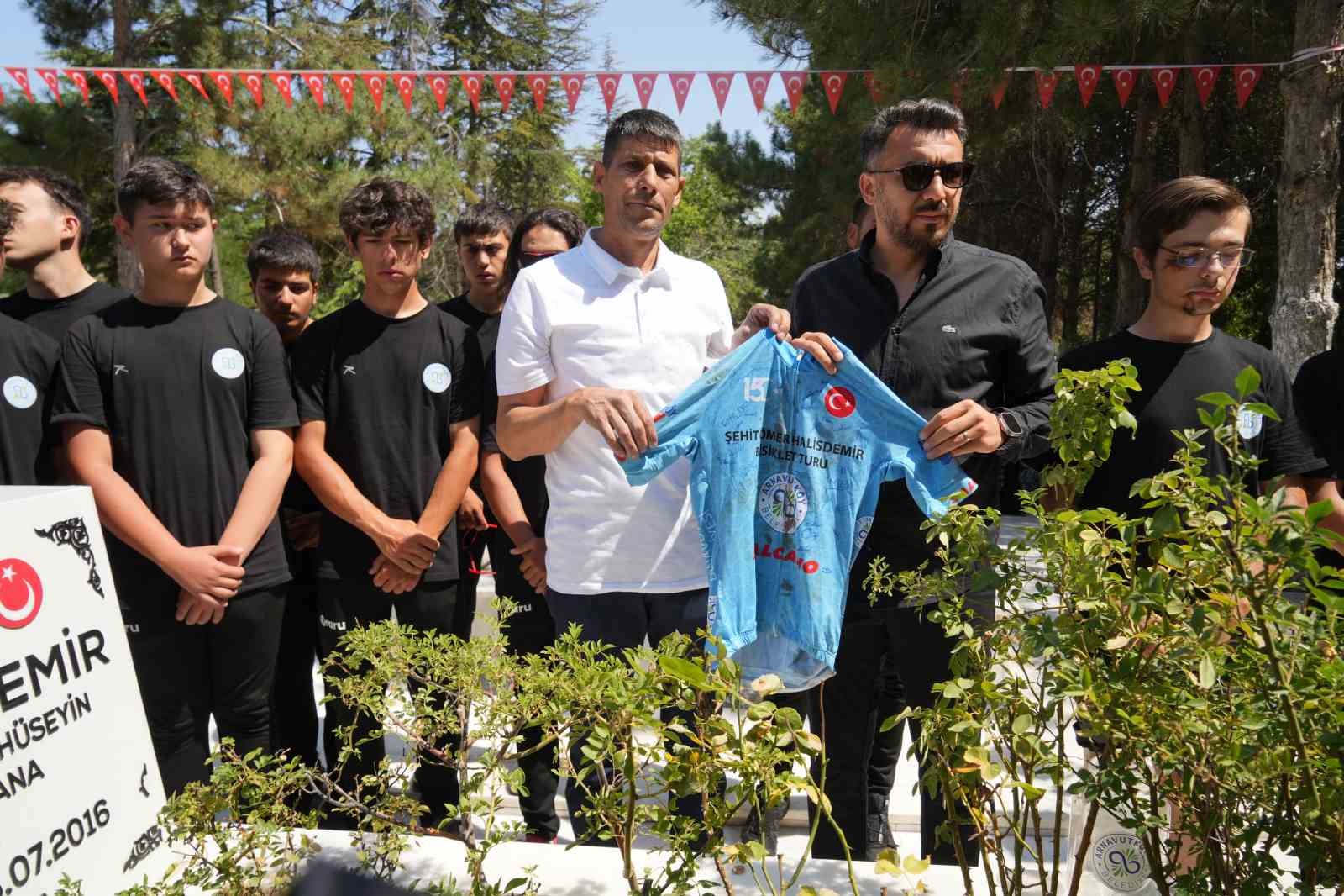 Arnavutköy’den Şehit Ömer Halisdemir’in kabrine 6 gün pedal çevirdiler 