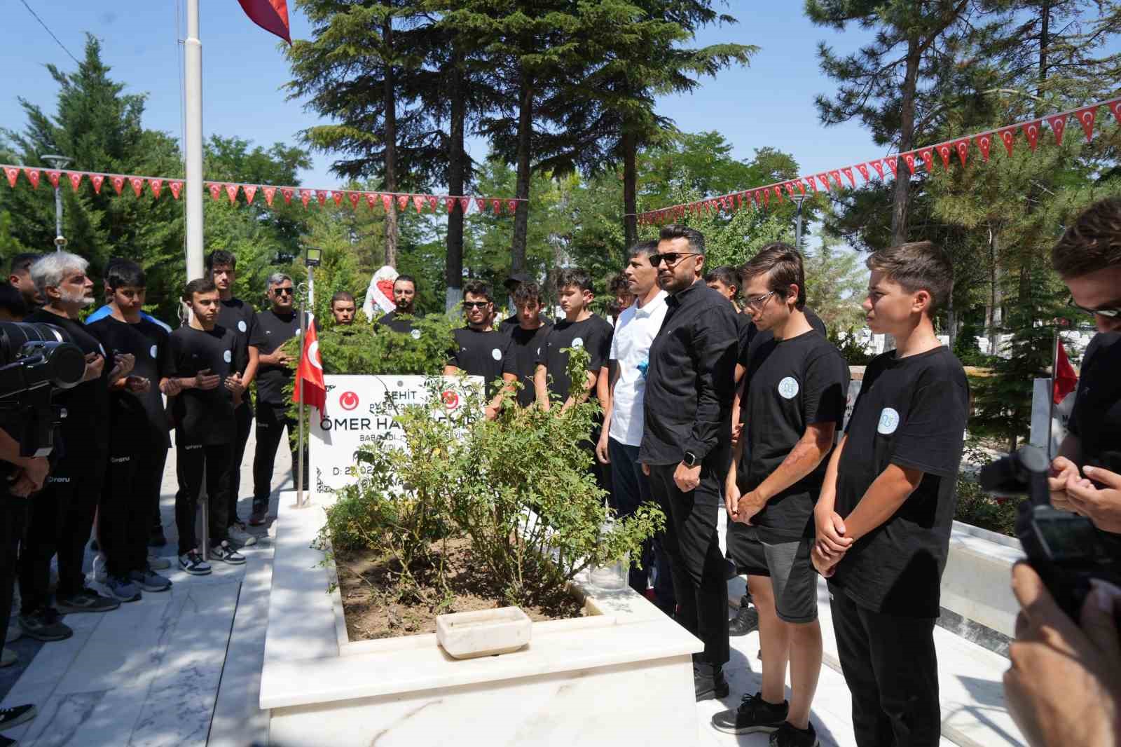 Arnavutköy’den Şehit Ömer Halisdemir’in kabrine 6 gün pedal çevirdiler 
