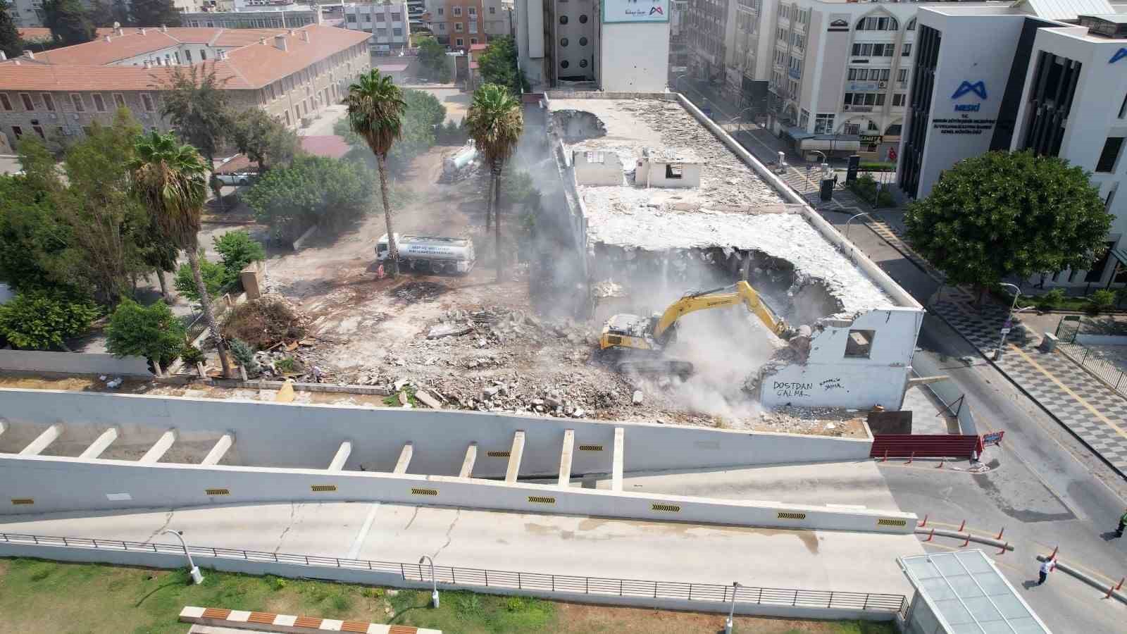 Mersin’de eski öğretmenevinin yıkımı gerçekleştirildi 
