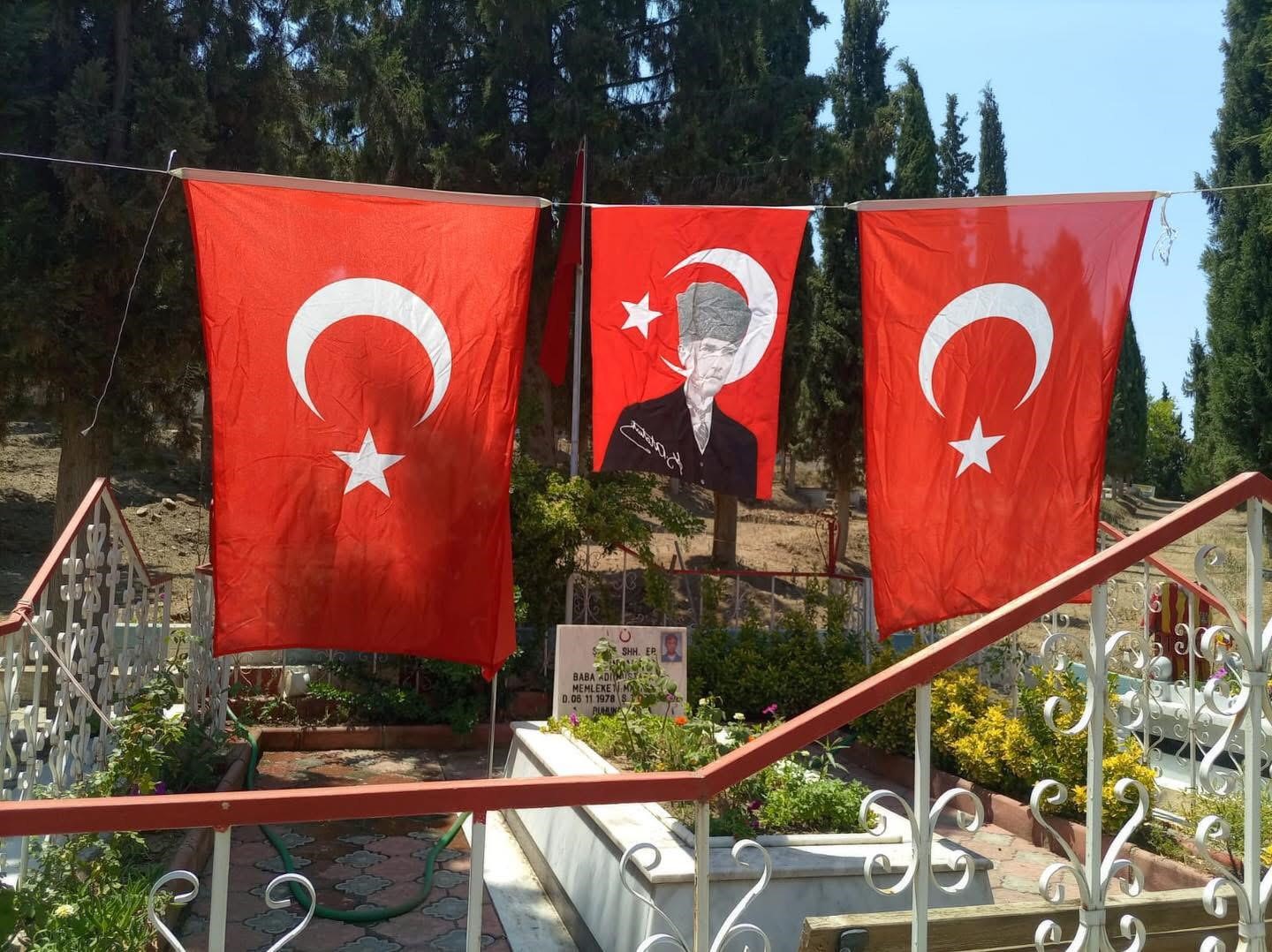 Sarıgöl Kaymakamı’ndan şehit kabrine anlamlı ziyaret 