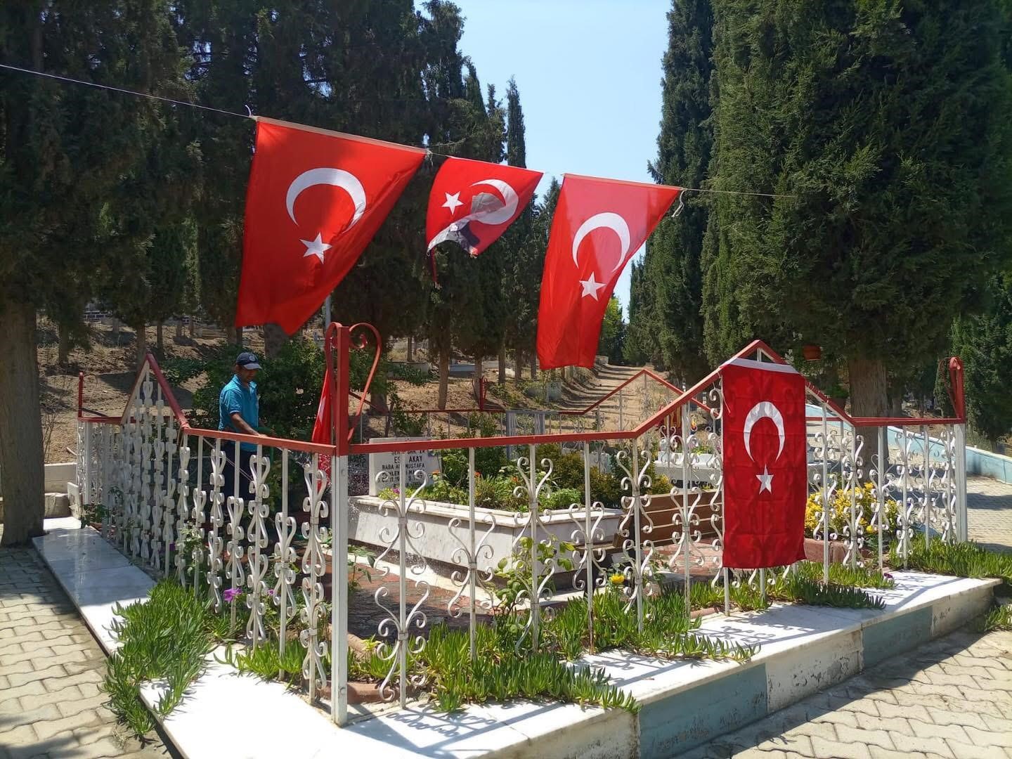 Sarıgöl Kaymakamı’ndan şehit kabrine anlamlı ziyaret 