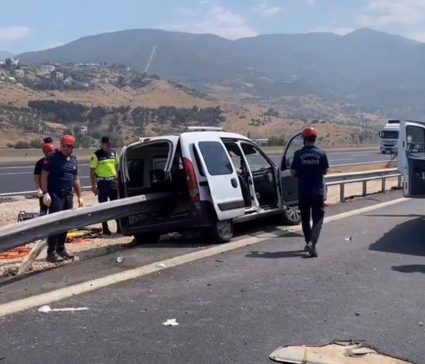 Hafif ticari araç bariyerlere ok gibi saplandı 2 kişi hayatını kaybetti 