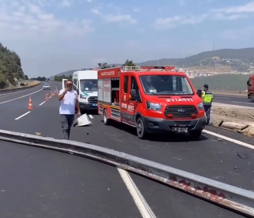 Hafif ticari araç bariyerlere ok gibi saplandı 2 kişi hayatını kaybetti 