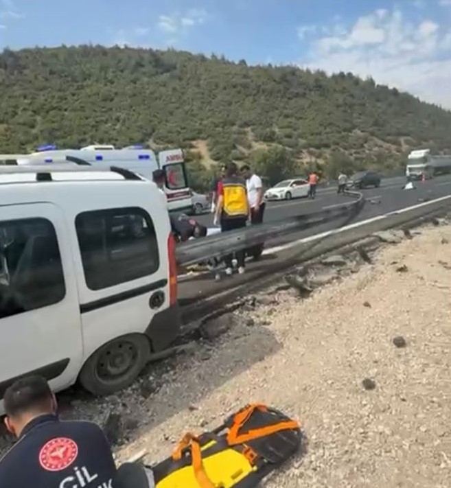 Hafif ticari araç bariyerlere ok gibi saplandı 2 kişi hayatını kaybetti 