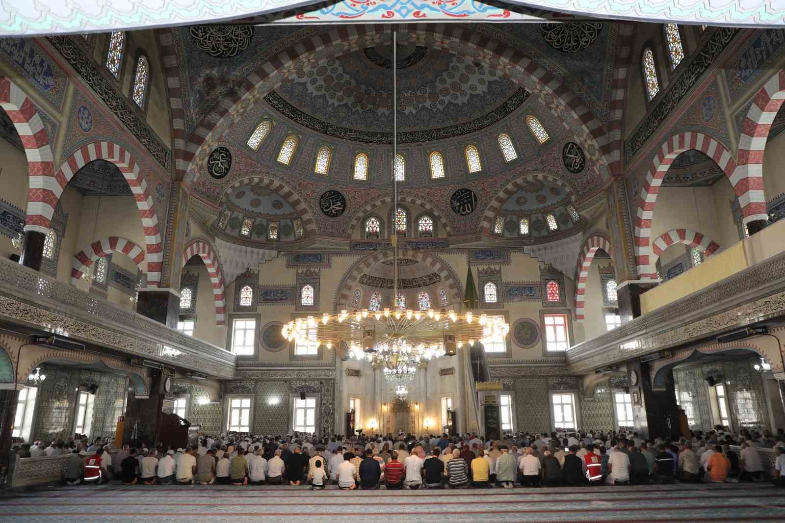 Camilerde 15 Temmuz şehitleri için mevlit 