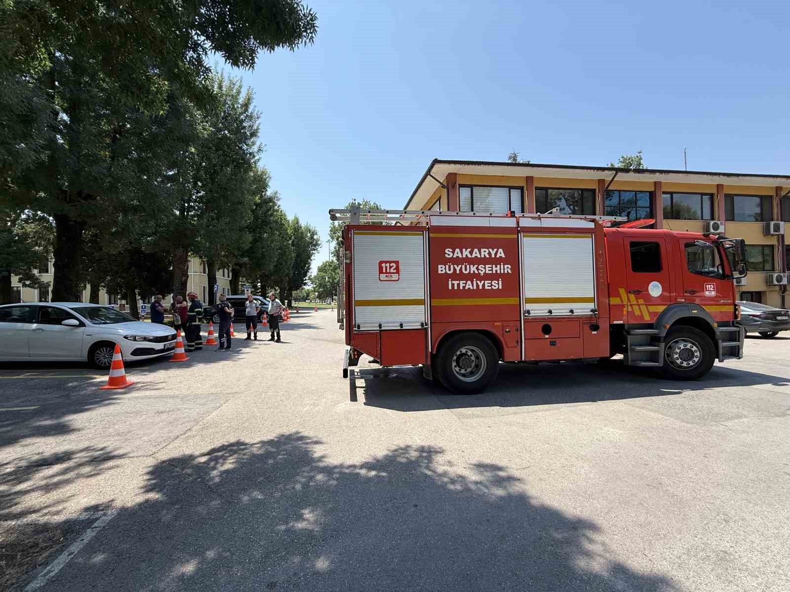 Kendini yakmakla tehdit etti, ekipleri görünce benzini motosiklete doldurdu 