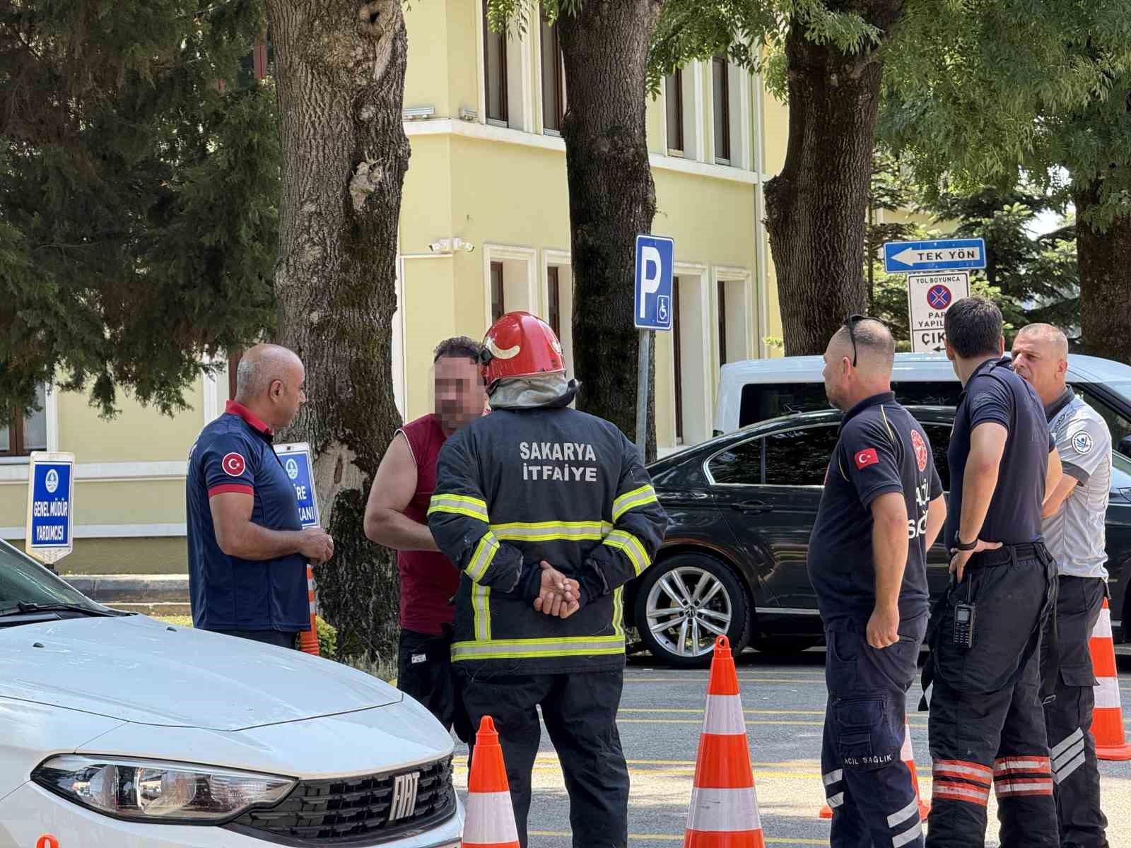 Kendini yakmakla tehdit etti, ekipleri görünce benzini motosiklete doldurdu 