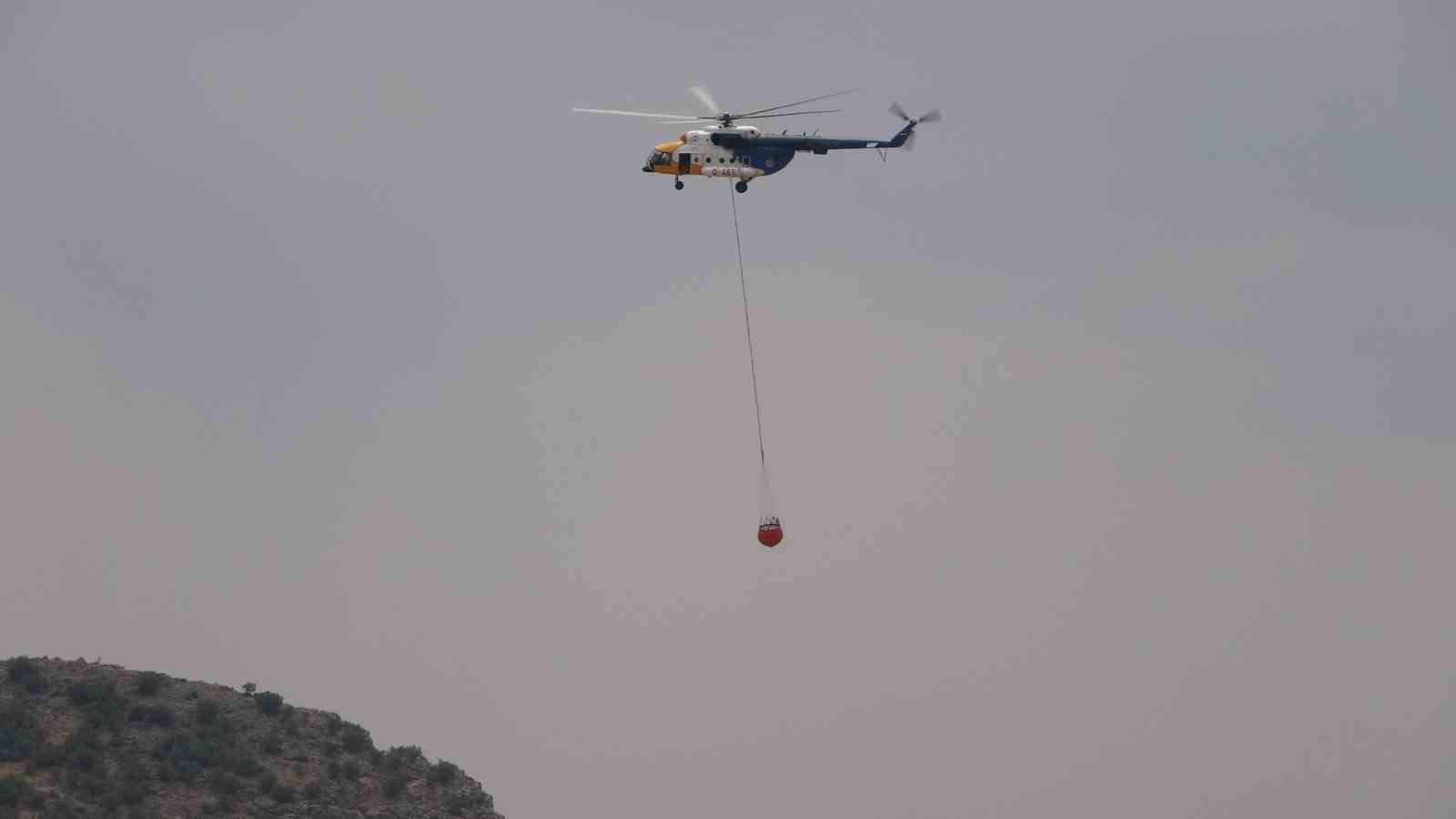 Adıyaman’da orman yangınına helikopterle müdahale edildi 