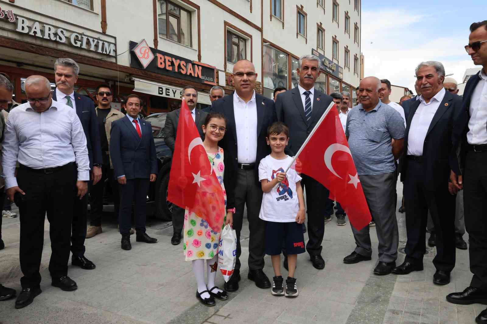 Ağrı Valisi Koç, Cumhuriyet Caddesi’nde esnaf ve vatandaşlarla 15 Temmuz’u andı 
