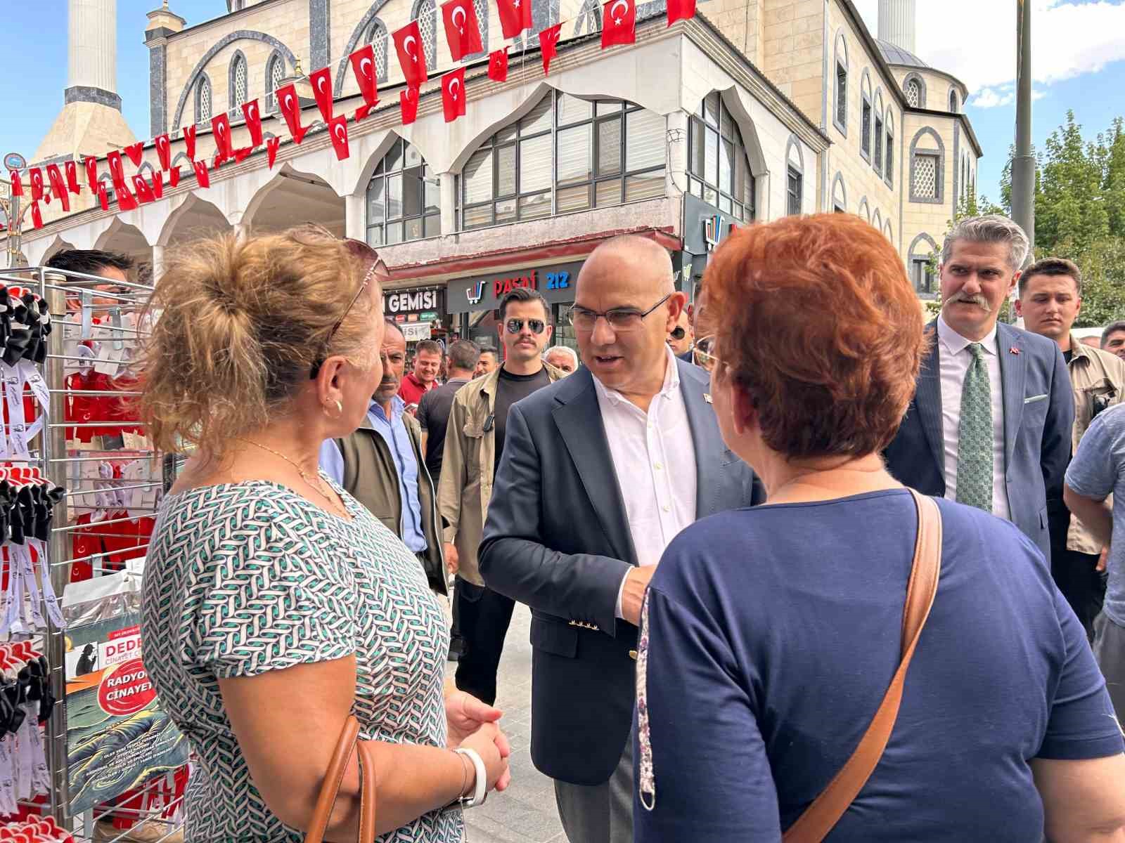 Ağrı Valisi Koç, Cumhuriyet Caddesi’nde esnaf ve vatandaşlarla 15 Temmuz’u andı 