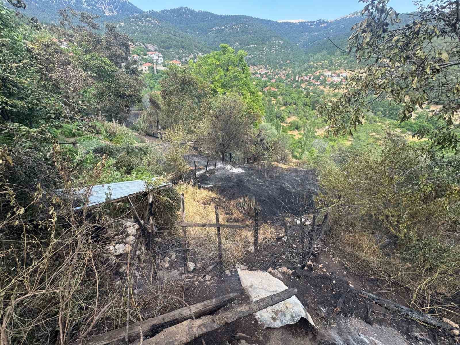 Anızda çıkan yangın asırlık düğmeli evleri küle döndürdü 