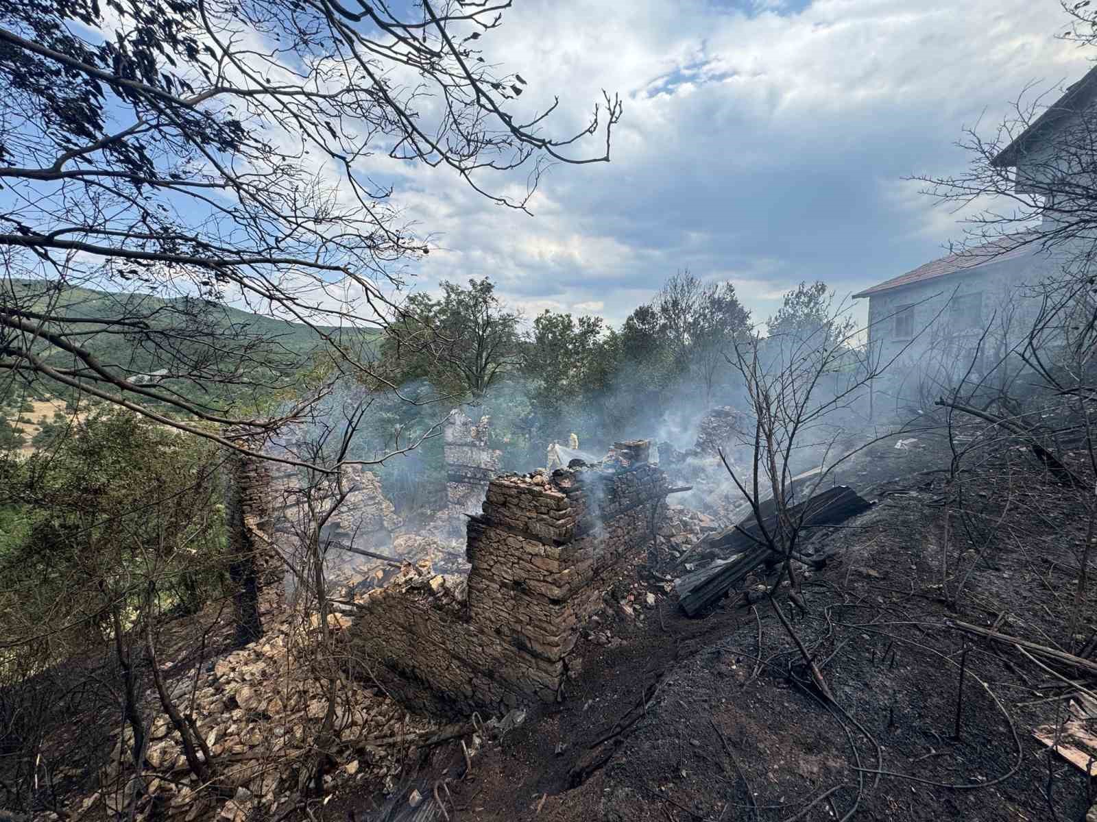 Anızda çıkan yangın asırlık düğmeli evleri küle döndürdü 