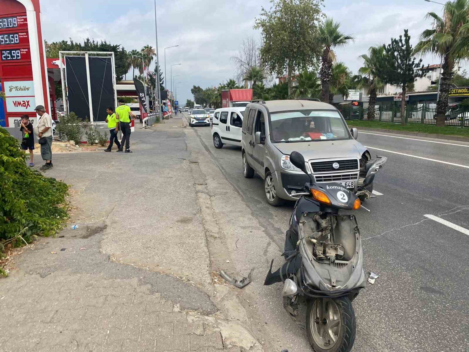 Antalya’da hafif ticari araç ile çarpışan motosikletli yaralandı 