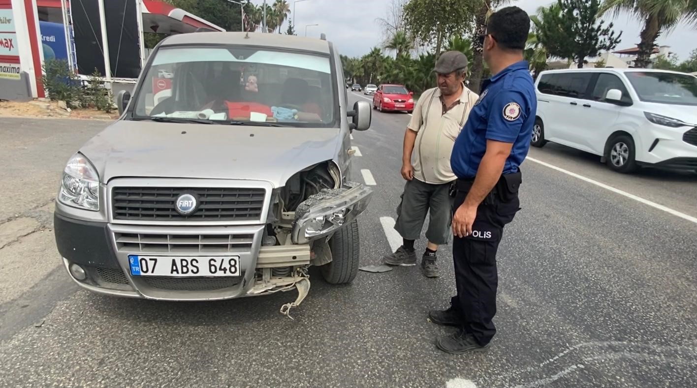 Antalya’da hafif ticari araç ile çarpışan motosikletli yaralandı 