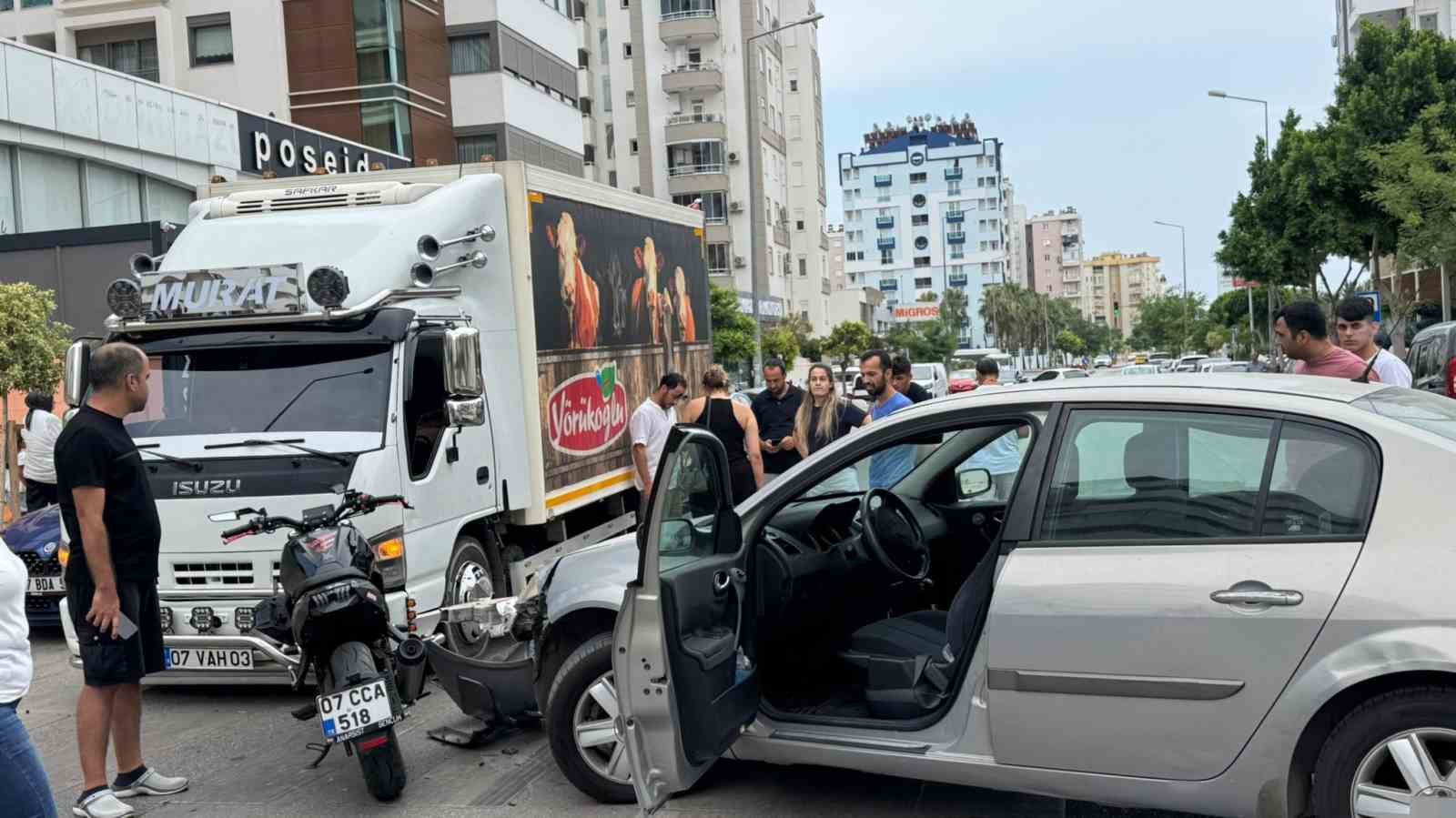 Otomobille motosiklet çarpıştı: 1 yaralı 