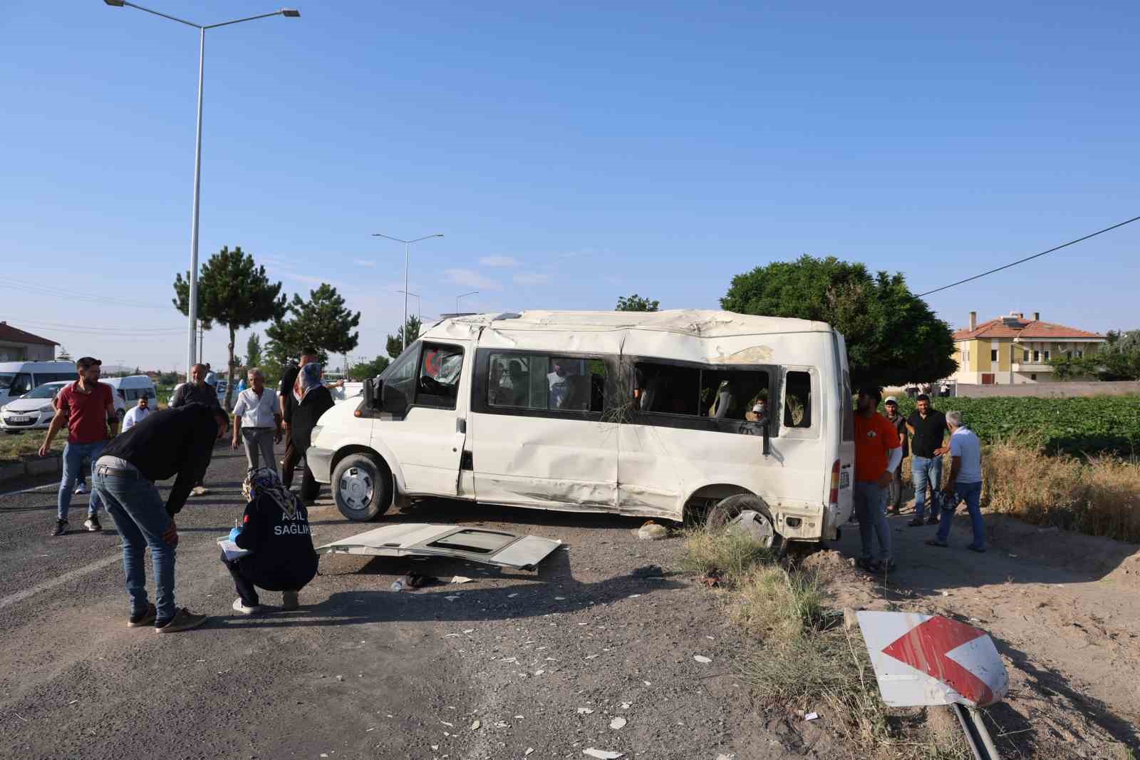 Tarım işçilerini taşıyan minibüs takla attı: 9 yaralı 