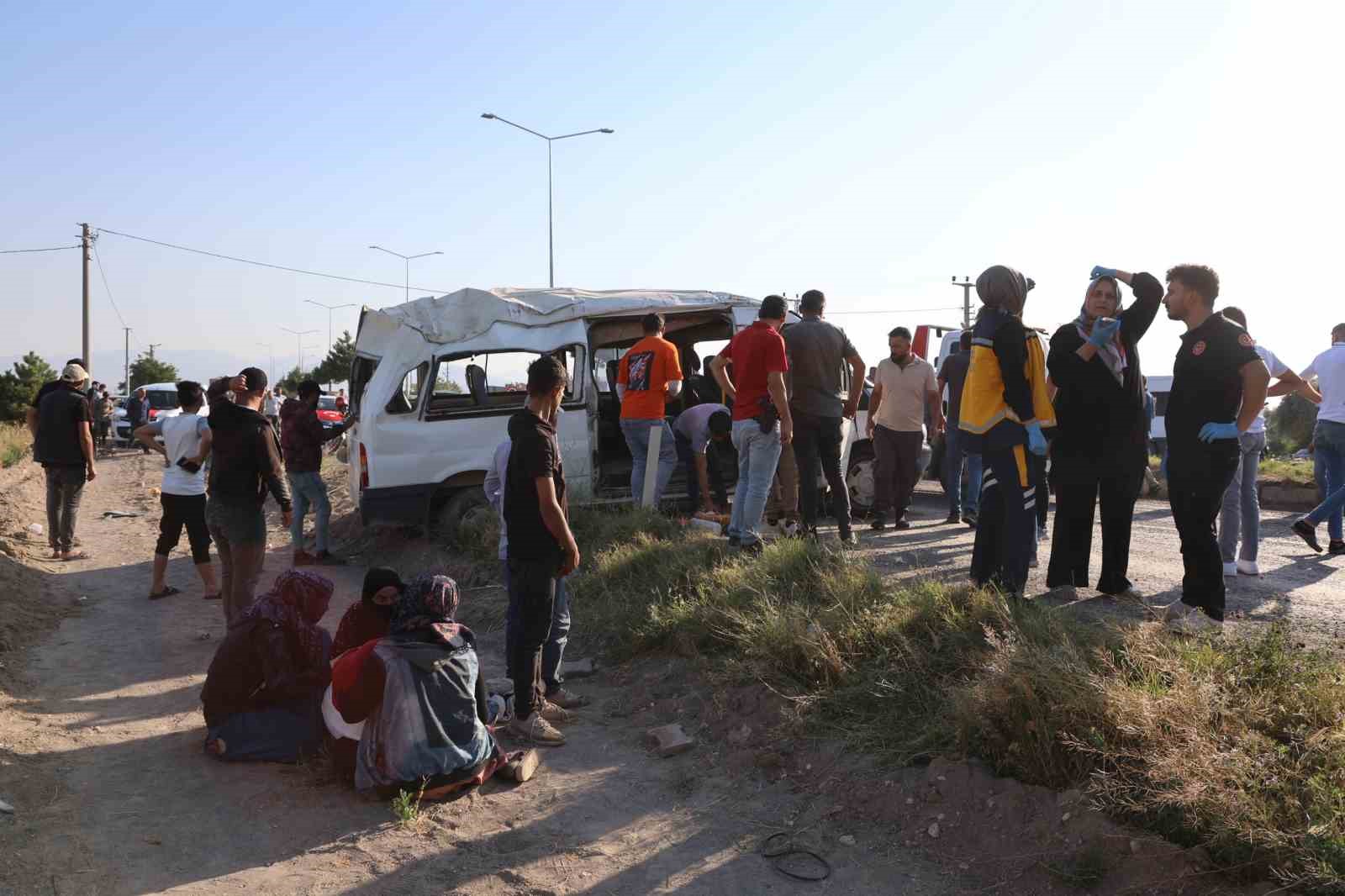Tarım işçilerini taşıyan minibüs takla attı: 9 yaralı 