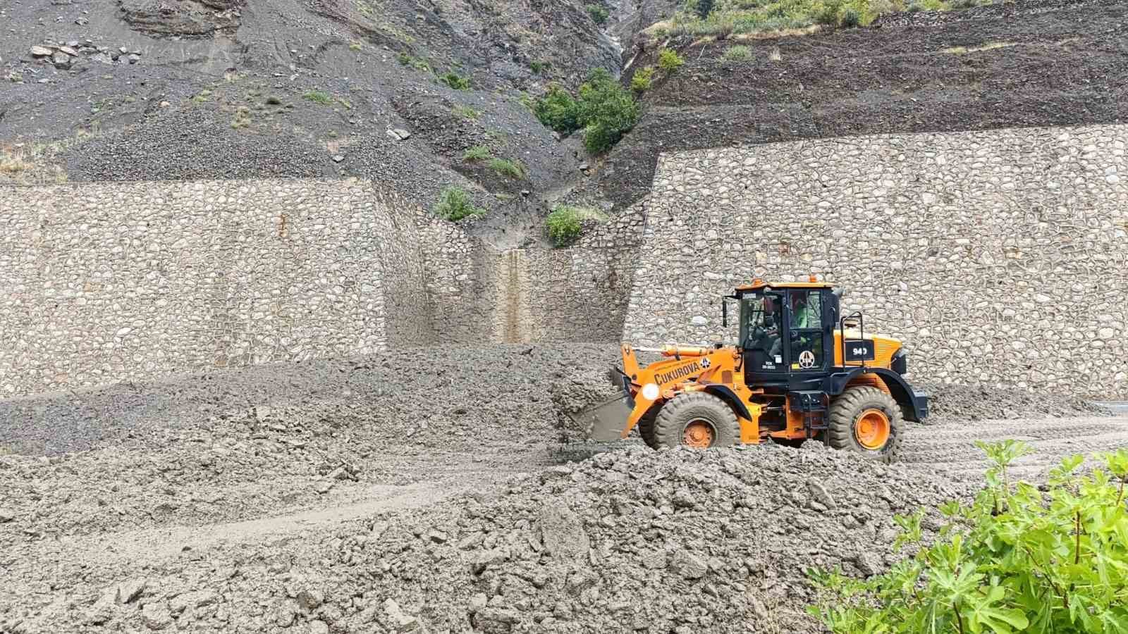 Artvin’de heyelan: Yol trafiğe kapandı 