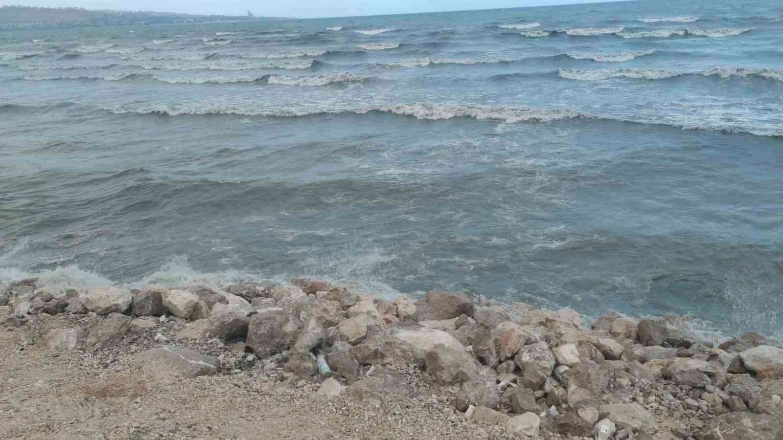 Van Gölü rüzgarla coştu: Dalgalar sahili dövdü 